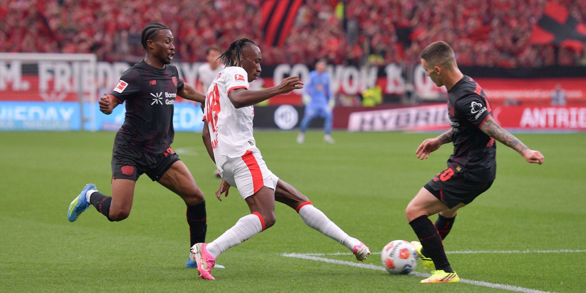 Alejandro Grimaldo von Bayer Leverkusen und Yan Diomande von RB Leipzig könnten die Bundesliga verlassen