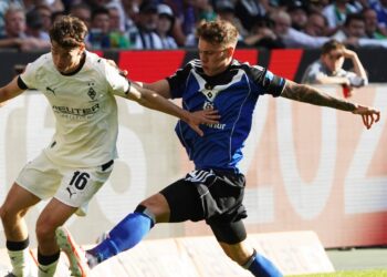 Nicolai Remberg (HSV, r.) und Philipp Sander (Gladbach, l.)