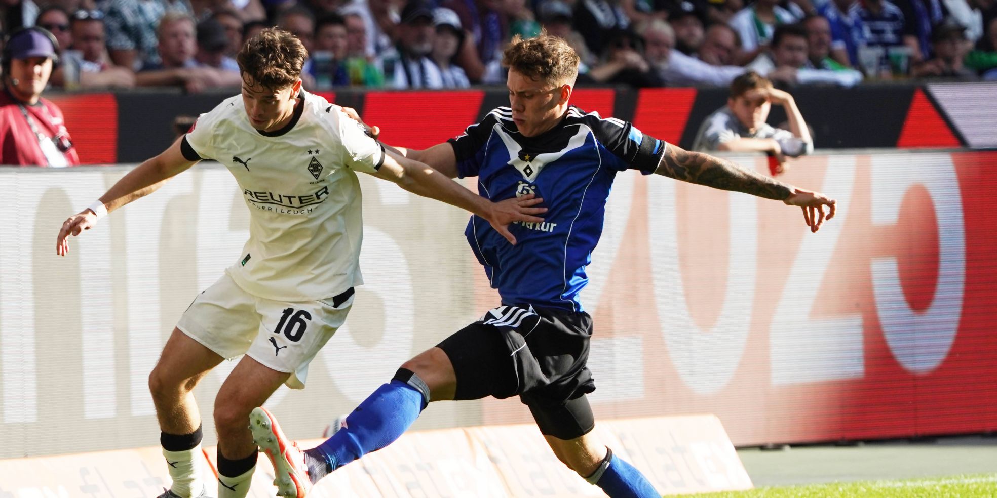 Nicolai Remberg (HSV, r.) und Philipp Sander (Gladbach, l.)