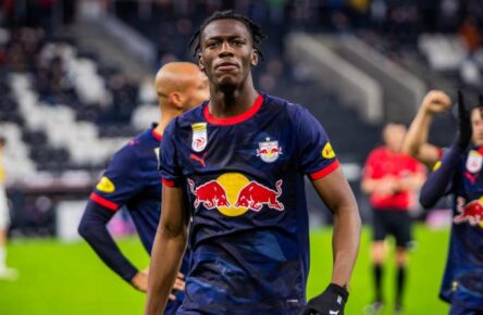 BVB-Neuzugang Joane Gadou feiert ein Tor im Dress von RB Salzburg.