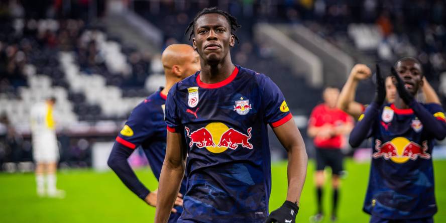 BVB-Neuzugang Joane Gadou feiert ein Tor im Dress von RB Salzburg.