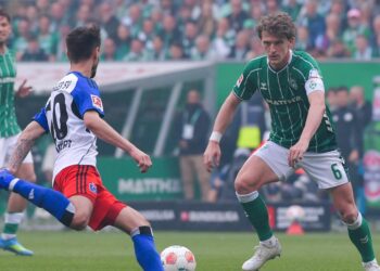 Fabio Vieira vom HSV und Jens Stage von Werder Bremen