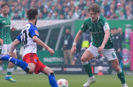 Fabio Vieira vom HSV und Jens Stage von Werder Bremen