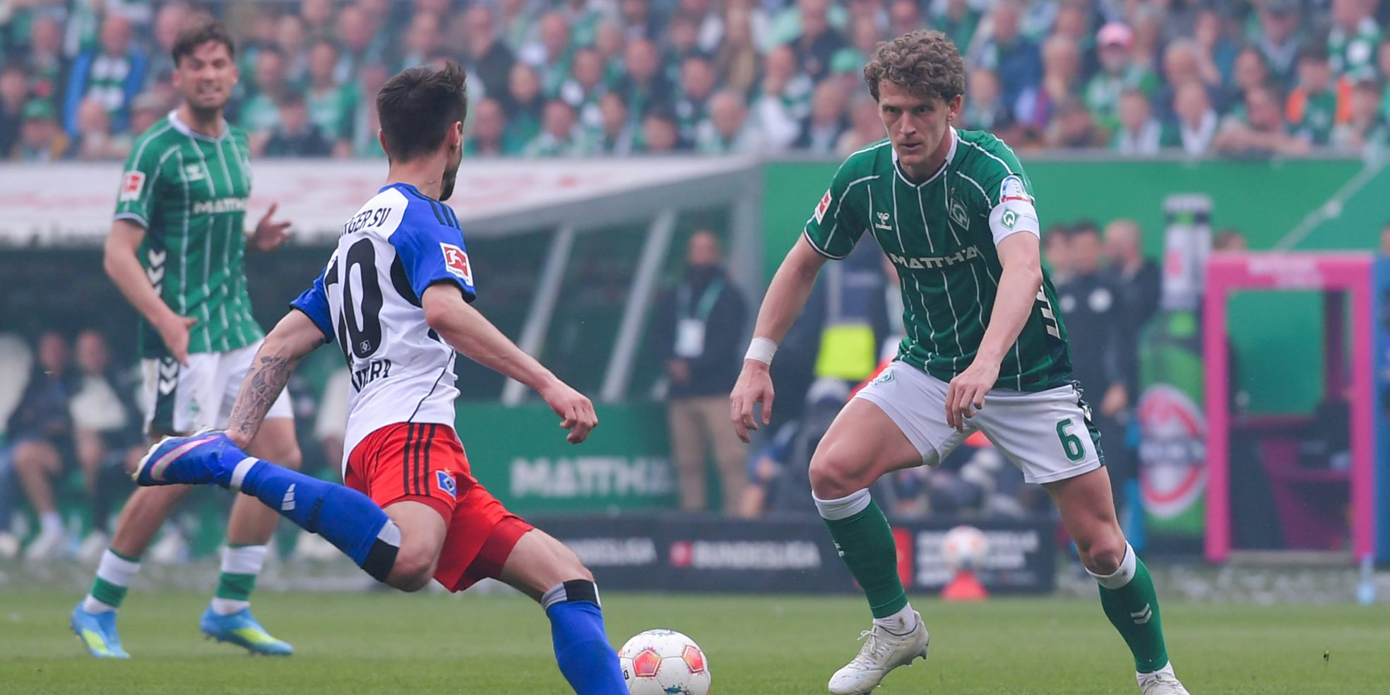 Fabio Vieira vom HSV und Jens Stage von Werder Bremen