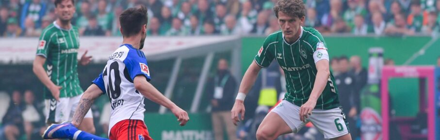 Fabio Vieira vom HSV und Jens Stage von Werder Bremen