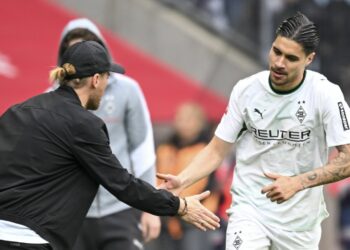 Gladbach-Trainer Eugen Polanski mit Kevin Diks