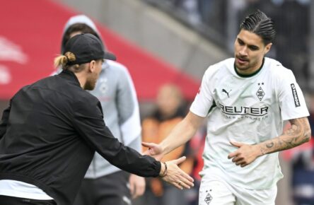 Gladbach-Trainer Eugen Polanski mit Kevin Diks