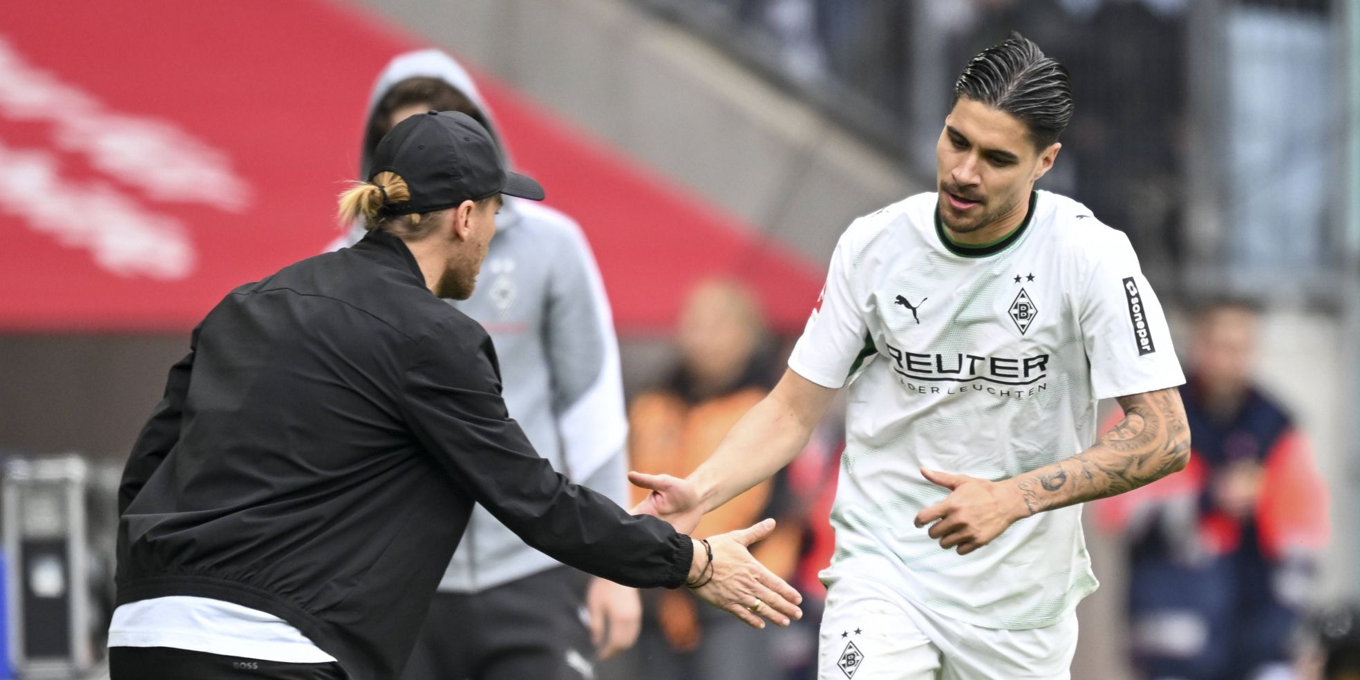 Gladbach-Trainer Eugen Polanski mit Kevin Diks