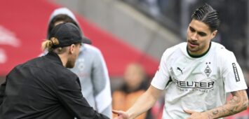 Gladbach-Trainer Eugen Polanski mit Kevin Diks