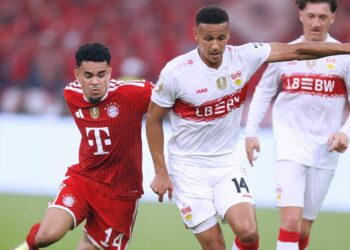 Luca Jaquez vom VfB Stuttgart im Duell mit Bayern-Star Luis Diaz