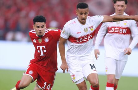 Luca Jaquez vom VfB Stuttgart im Duell mit Bayern-Star Luis Diaz