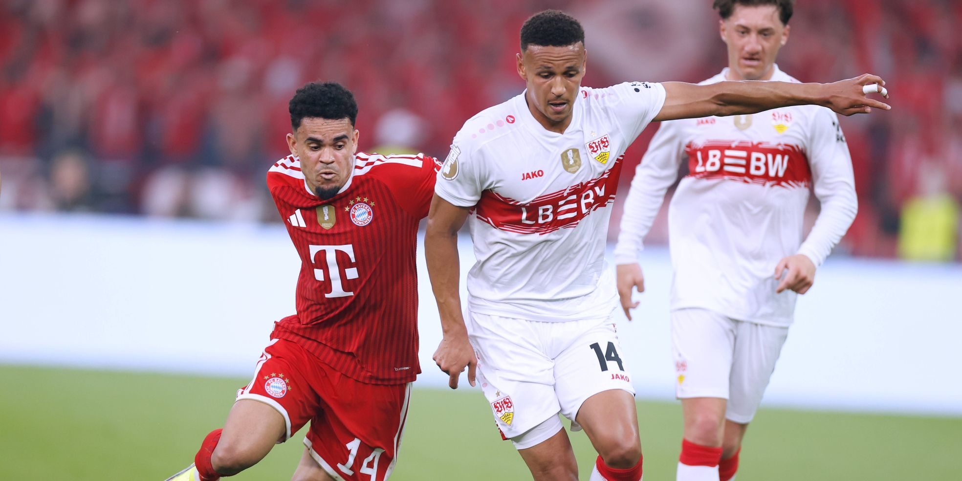 Luca Jaquez vom VfB Stuttgart im Duell mit Bayern-Star Luis Diaz