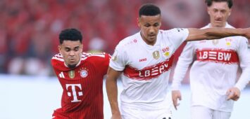 Luca Jaquez vom VfB Stuttgart im Duell mit Bayern-Star Luis Diaz