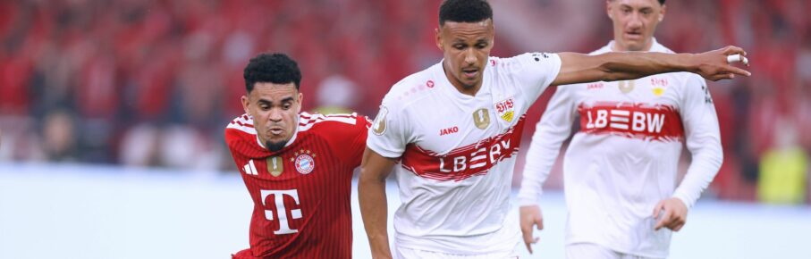 Luca Jaquez vom VfB Stuttgart im Duell mit Bayern-Star Luis Diaz