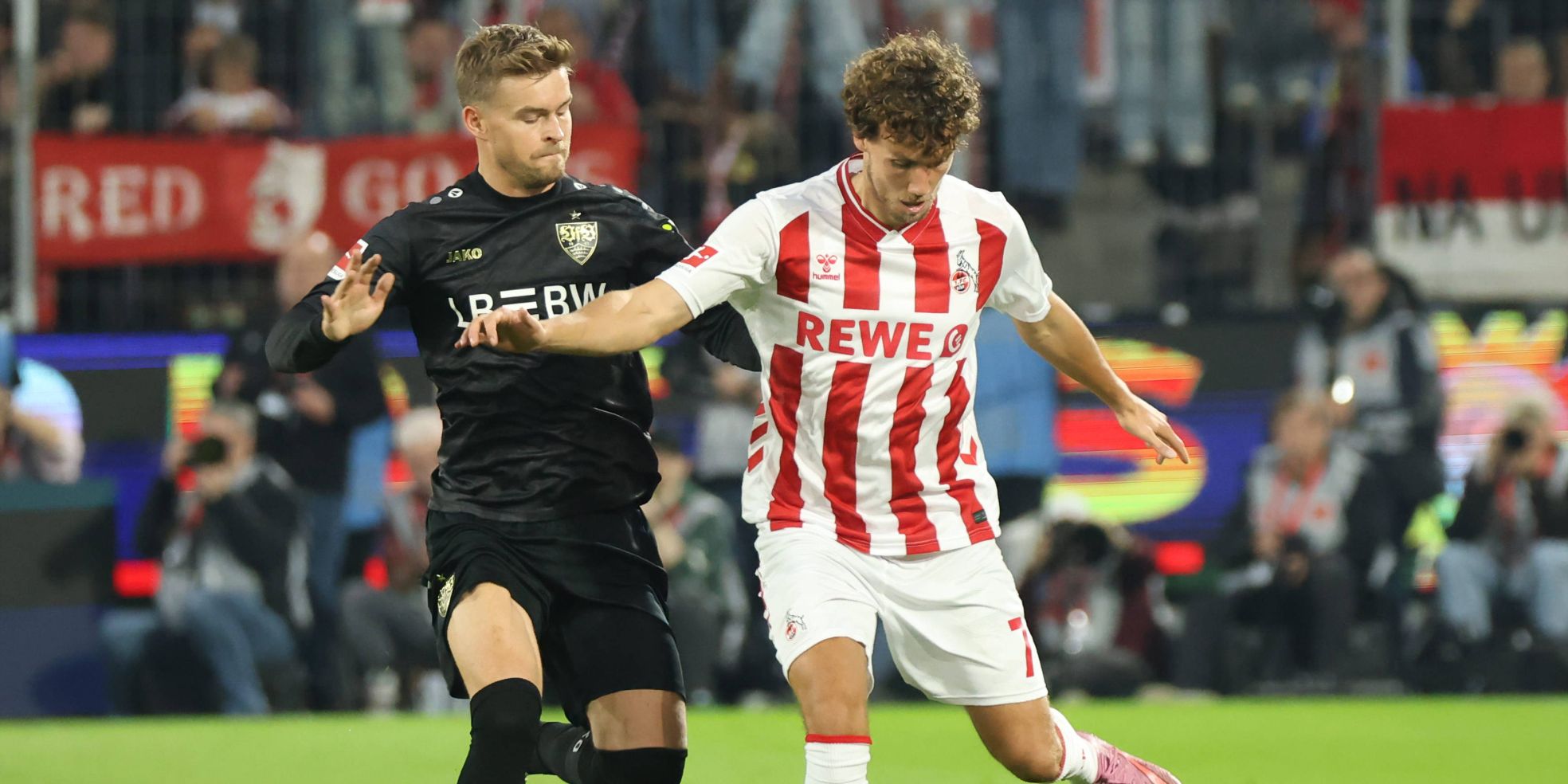 Luca Waldschmidt vom 1. FC Köln und Maximilian Mittelstädt vom VfB Stuttgart