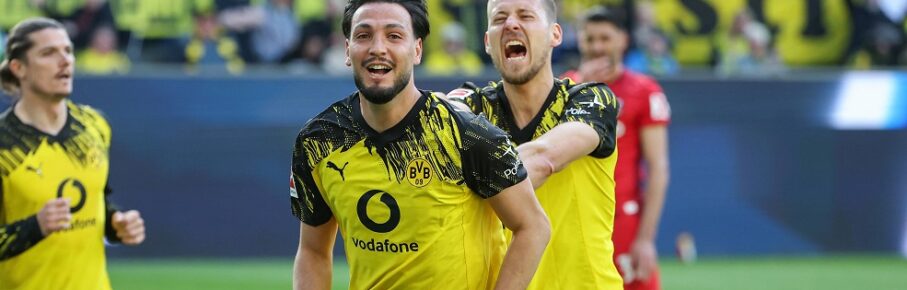1. Bundesliga - Borussia Dortmund - SC Freiburg am 26.04.2026 im Signal Iduna Park in Dortmund Jubel, Torjubel, Torschuetze, Torschütze Ramy Bensebaini Dortmund 5 jubelt nach seinem Tor zum 3 zu 0 mit Waldemar Anton Dortmund 3 *** 1 Bundesliga Borussia Dortmund SC Freiburg on 26 04 2026 at Signal Iduna Park in Dortmund Cheering, goal celebration, goal scorer, goal scorer Ramy Bensebaini Dortmund 5 celebrates after his goal to make it 3 to 0 with Waldemar Anton Dortmund 3 MH