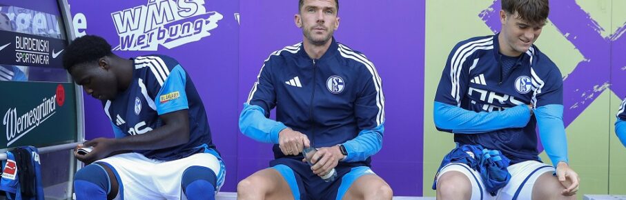 19.07.2026, xtgx, Fussball Testspiel, FC Erzgebirge Aue - FC Schalke 04 emspor, v.l. Robin Gosens Schalke DFL/DFB REGULATIONS PROHIBIT ANY USE OF PHOTOGRAPHS as IMAGE SEQUENCES and/or QUASI-VIDEO Aue *** July 19, 2026, xtgx, soccer friendly match, FC Erzgebirge Aue vs. FC Schalke 04 emspor, from left: Robin Gosens, Schalke. DFL and DFB regulations prohibit any use of photographs as image sequences and/or quasi-video. Aue
