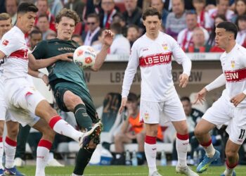Bei Jens Stage (Werder Bremen) und Bilal El Khannouss (VfB Stuttgart, rechts) ging es abwärts