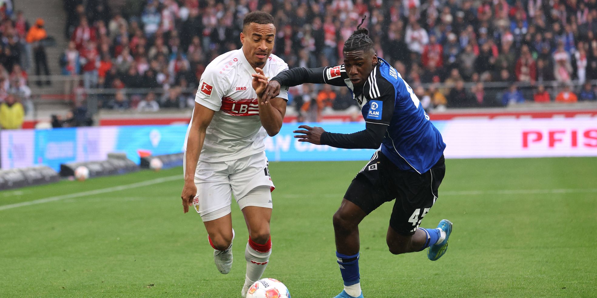 Fabio Balde vom HSV und Jamie Leweling vom VfB Stuttgart