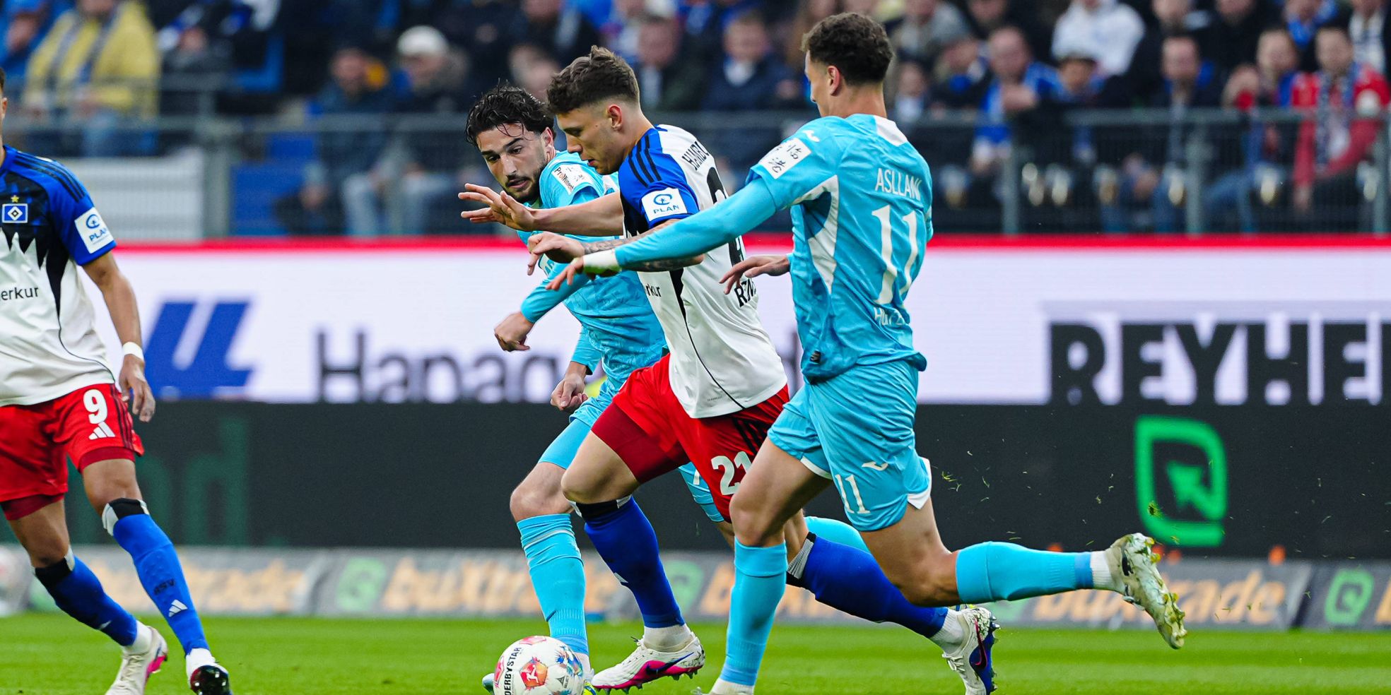 Nicolai Remberg vom HSV, Leon Avdullahu und Fisnik Asllani vn der TSG Hoffenheim