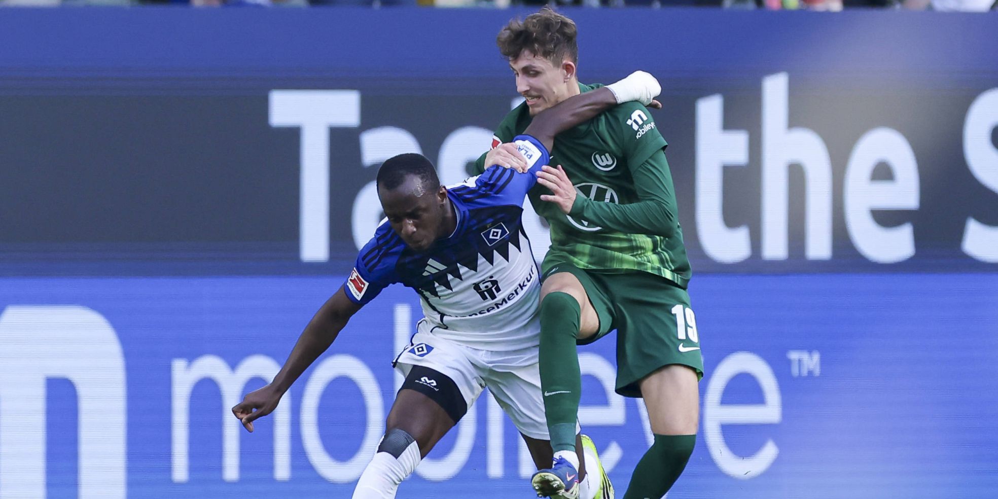 Jean-Luc Dompe vom HSV und Schalke-Transferziel Jesper Lindström