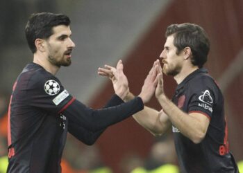 Jonas Hofmann und Martin Terrier von Bayer Leverkusen