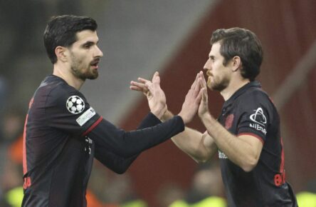 Jonas Hofmann und Martin Terrier von Bayer Leverkusen