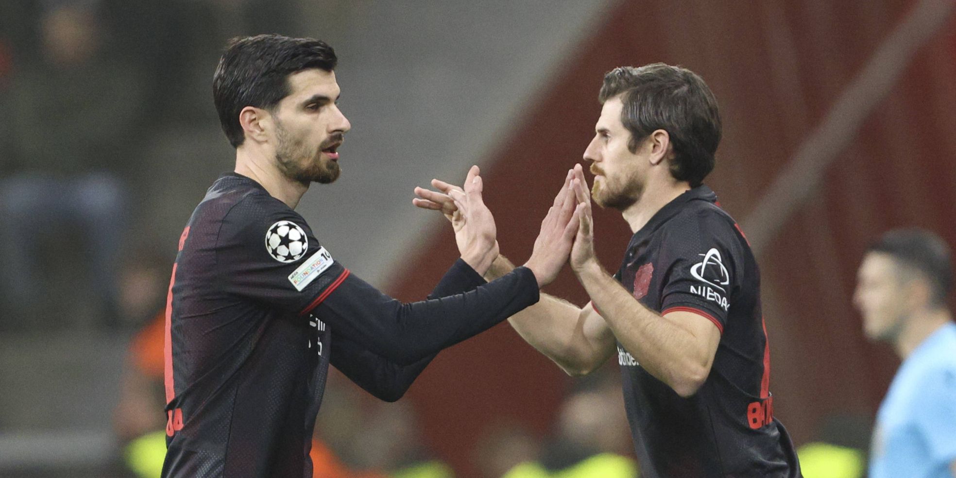 Jonas Hofmann und Martin Terrier von Bayer Leverkusen