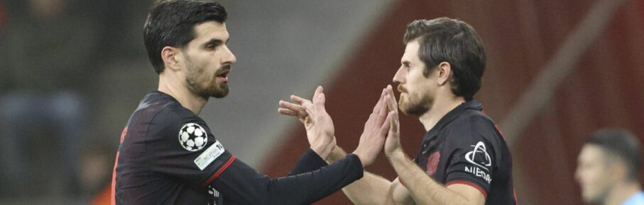 Jonas Hofmann und Martin Terrier von Bayer Leverkusen