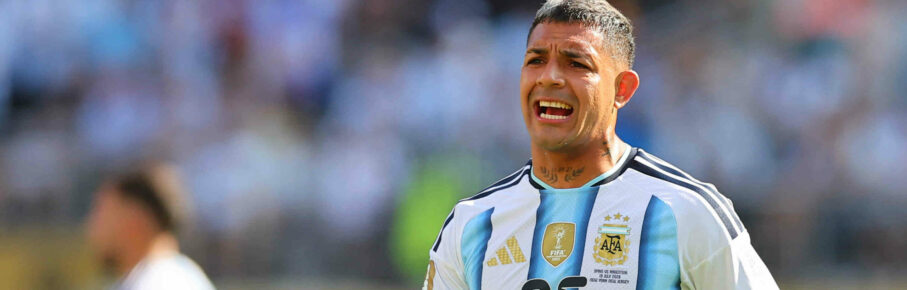 EAST RUTHERFORD, NJ - JULY 19: Facundo Medina 25 of Argentina during the FIFA World Cup, WM, Weltmeisterschaft, Fussball 26 Final between Spain and Argentina on July 19, 2026 at New York/New Jersey Stadium in East Rutherford, New Jersey. Photo by Rich Graessle/Icon Sportswire SOCCER: JUL 19 FIFA World Cup 26 Final - Spain v Argentina EDITORIAL USE ONLY Icon26071928950