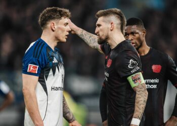 Robert Andrich von Bayer Leverkusen und Nicolai Remberg vom HSV
