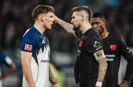 Robert Andrich von Bayer Leverkusen und Nicolai Remberg vom HSV