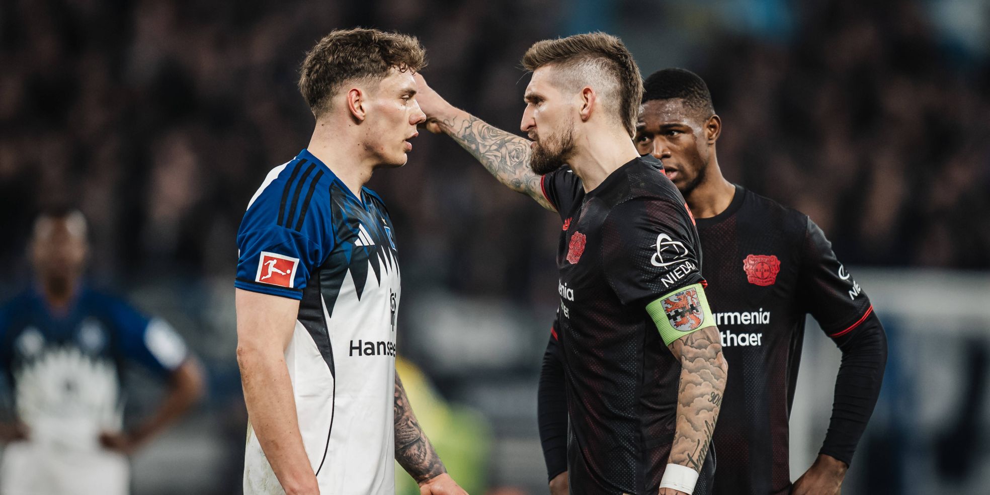 Robert Andrich von Bayer Leverkusen und Nicolai Remberg vom HSV