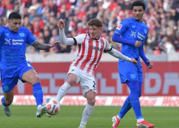 Equi Fernandez (links) macht bei Bayer Leverkusen eine gute Figur