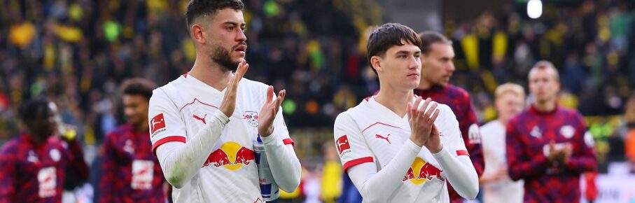Dortmund - RB Leipzig / Bundesliga Dortmund, 04.10.2025, Signal-Iduna-Park, Fussball, Bundesliga, Spieltag 6 , BVB BORUSSIA DORTMUND vs. RB LEIPZIG 1:1 1:1 , Leipzigs Spieler nach Abpfiff vor der Fankurve. Im Bild v.l.: Romulo 40, RB Leipzig und Andrija Maksimovic 33, RB Leipzig , *** Dortmund RB Leipzig Bundesliga Dortmund, 04 10 2025, Signal Iduna Park, Soccer, Bundesliga, Matchday 6 , BVB BORUSSIA DORTMUND vs RB LEIPZIG 1 1 1 1 , Leipzigs players after the final whistle in front of the fan curve In the picture from l Romulo 40, RB Leipzig and Andrija Maksimovic 33, RB Leipzig , Picture Point