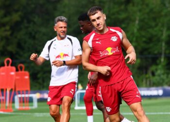 Brajan Gruda von RB Leipzig mit Trainer Martin Demichelis