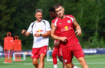 Brajan Gruda von RB Leipzig mit Trainer Martin Demichelis
