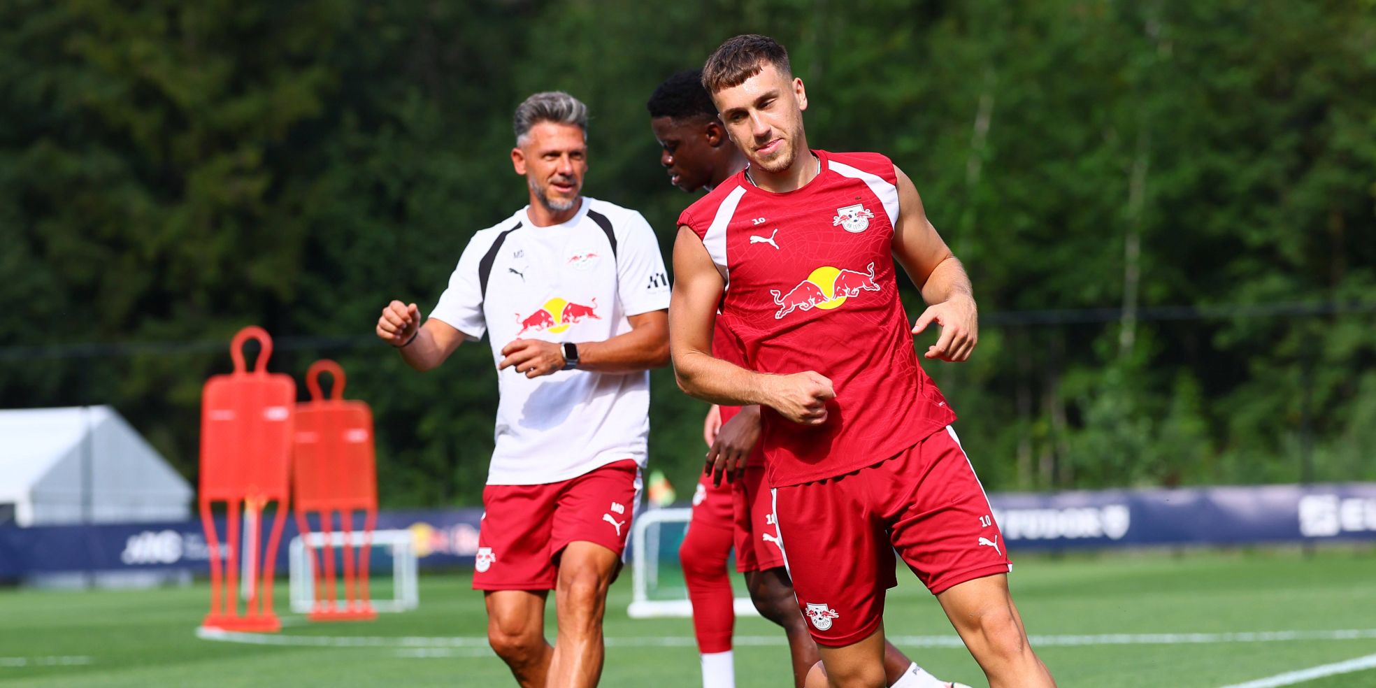 Brajan Gruda von RB Leipzig mit Trainer Martin Demichelis