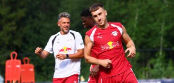 Brajan Gruda von RB Leipzig mit Trainer Martin Demichelis