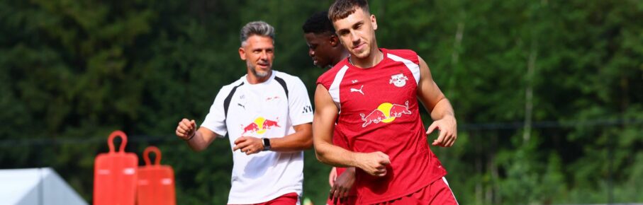 Brajan Gruda von RB Leipzig mit Trainer Martin Demichelis