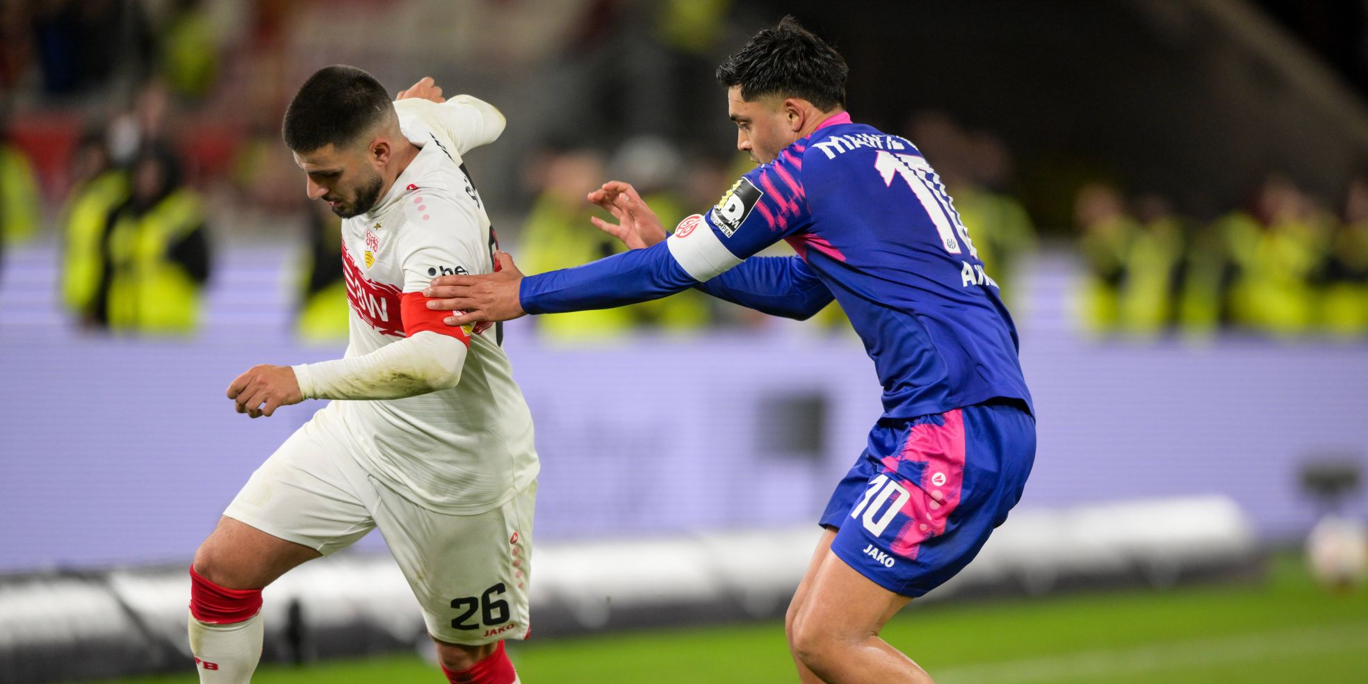 Deniz Undav vom VfB Stuttgart und Nadiem Amiri von Mainz 05
