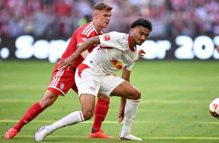 Tidiam Gomis am Ball für RB Leipzig gegen Bayerns Joshua Kimmich.
