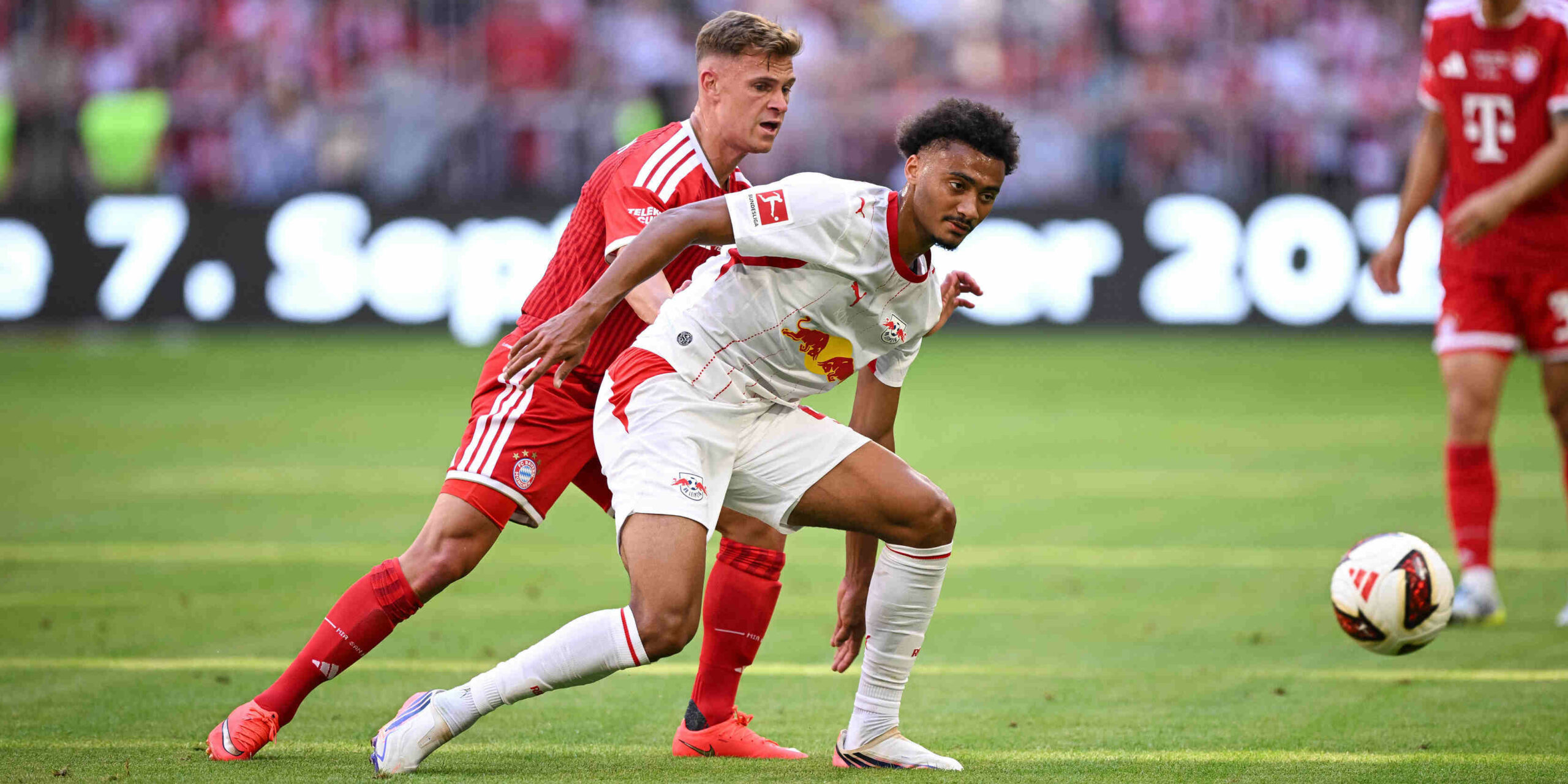 Tidiam Gomis am Ball für RB Leipzig gegen Bayerns Joshua Kimmich.