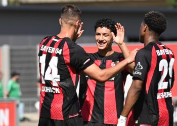 Ibrahim Maza und Patrik Schick von Bayer Leverkusen