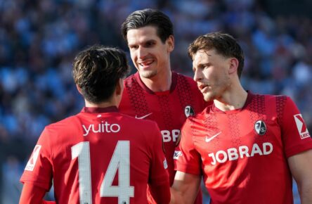 Yuito Suzuki, Igor Matanovic und Maximilian Eggestein vom SC Freiburg