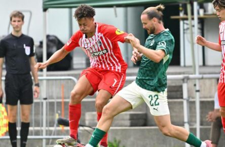 Derry Scherhant im Test gegen die SpVgg Greuther Fürth.