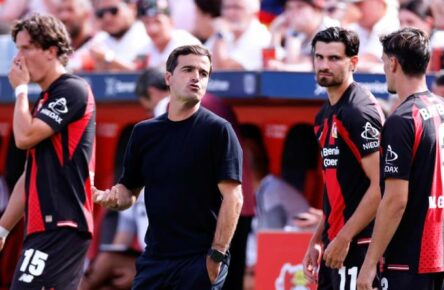 Leverkusens Trainer Carles Martinez gibt Anweisungen.