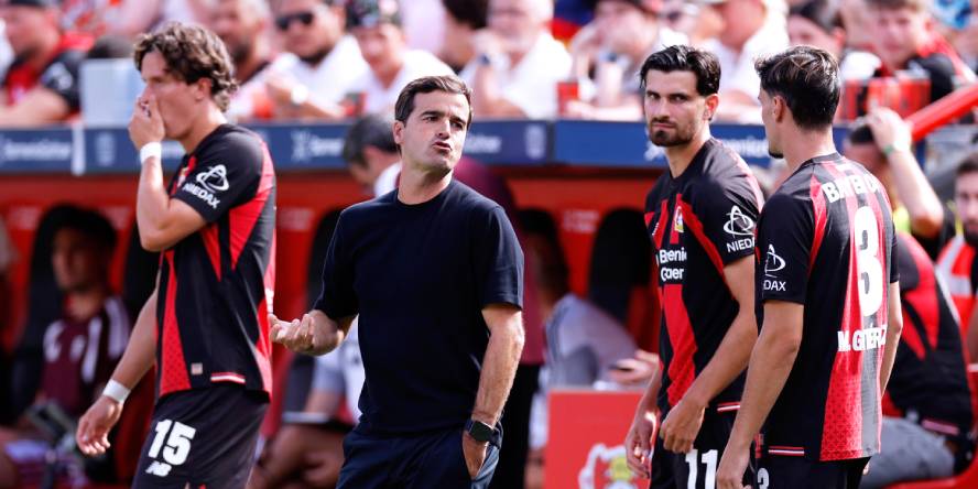 Leverkusens Trainer Carles Martinez gibt Anweisungen.