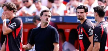 Leverkusens Trainer Carles Martinez gibt Anweisungen.