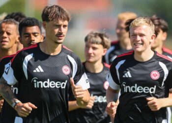 Jonathan Burkardt und Robin Koch von Eintracht Frankfurt